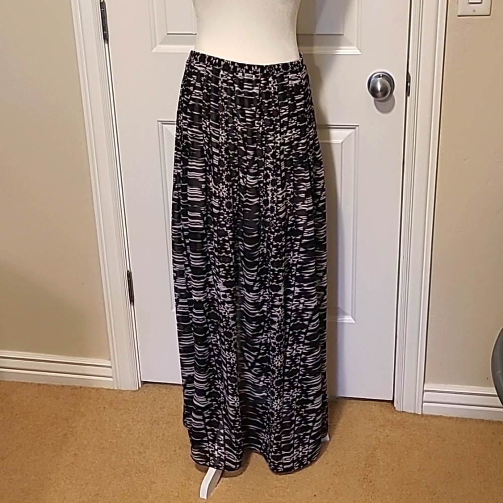 Jeans by Buffalo black and white pattern skirt